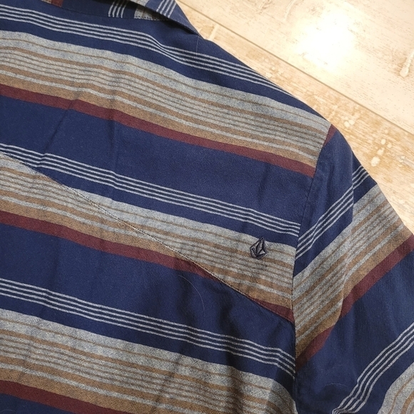 Volcom Men's Slim Fit Striped Button Up Shirt Size Medium - Picture 7 of 7